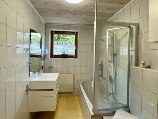 Badezimmer mit Dusche im Haus Sonja