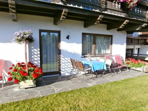 Sonnenterrasse mit Liegestühlen am Haus Sonja